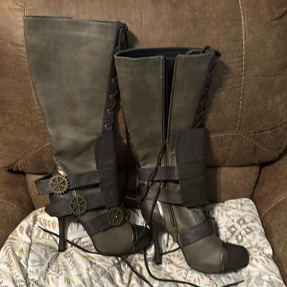 pair of army green lace up&zipper high heel boots. Adjustable width.Steampunk.